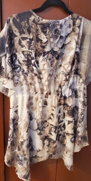 Ladies top - Picture 2 of 2